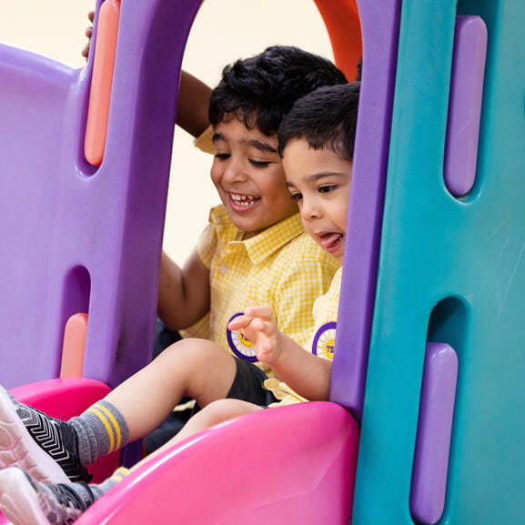 تجارب رائعة | دار حضانة الشمس المشرقة - 03 - Feature Cards Pattern - Creativity and Culture