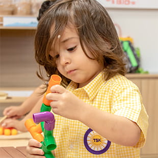 دار حضانة الشمس المشرقة | حضانة في الكويت | أعمار 1 - 4 - Feature Cards Pattern