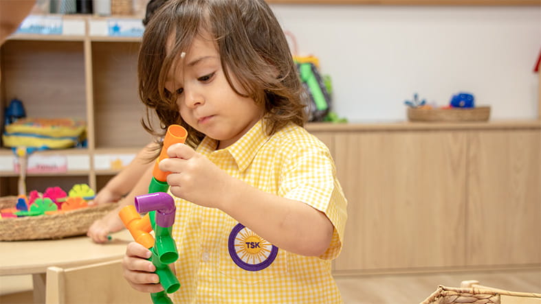 دار حضانة الشمس المشرقة | حضانة في الكويت | أعمار 1 - 4 - Feature Cards Pattern