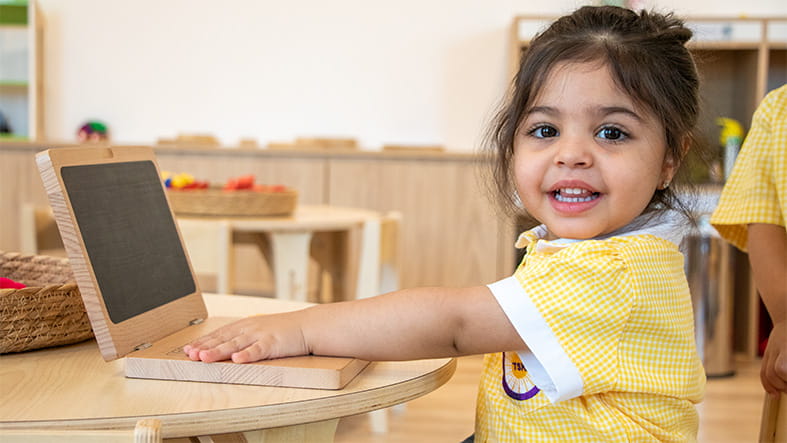 دار حضانة الشمس المشرقة | حضانة في الكويت | أعمار 1 - 4 - Feature Cards Pattern